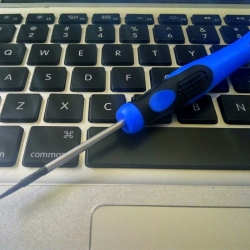 Tua Vít mở Macbook Retina 2016-2017